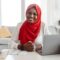 20230524131643_[fpdl.in]_portrait-femme-independante-musulmane-noire-hijab-assise-table-ordinateur-portable-souriant-camera-travaillant-domicile_116547-41357_large