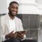 homme-affaires-regarder-tablette (1)